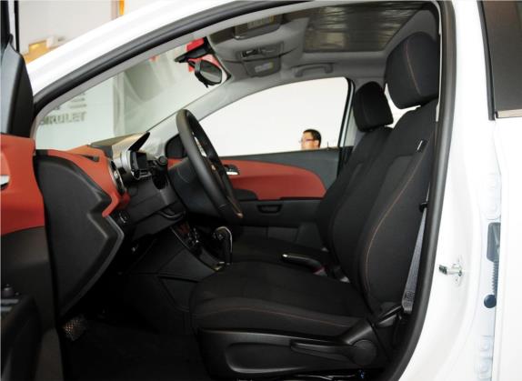 爱唯欧 2013款 三厢 1.6L AT SX 风尚影音版 车厢座椅   前排空间