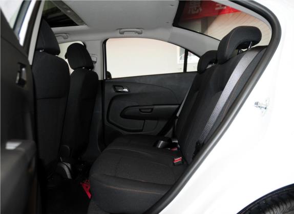 爱唯欧 2013款 三厢 1.6L AT SX 风尚影音版 车厢座椅   后排空间