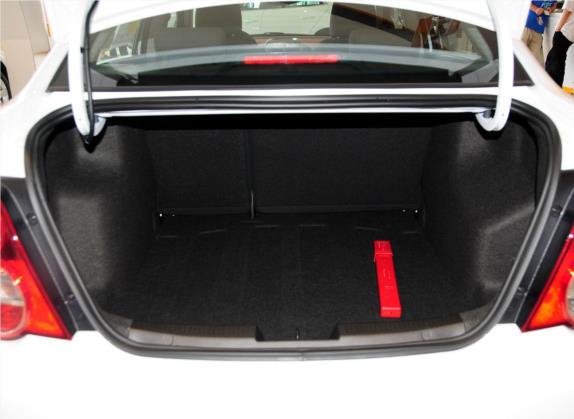 爱唯欧 2013款 三厢 1.6L AT SX 风尚影音版 车厢座椅   后备厢