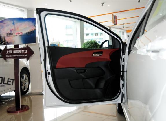 爱唯欧 2013款 三厢 1.6L AT SX 风尚影音版 车厢座椅   前门板