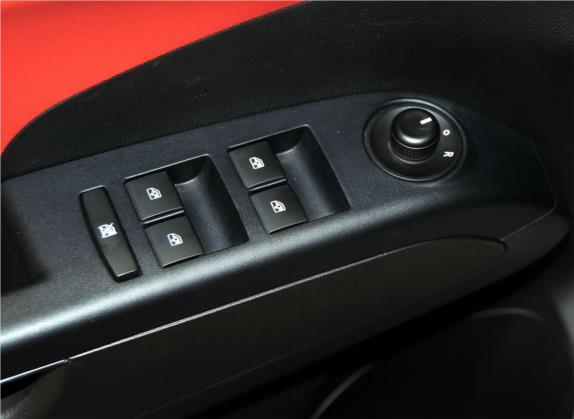 爱唯欧 2013款 三厢 1.6L AT SX 风尚影音版 车厢座椅   门窗控制