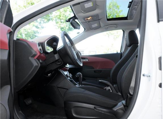 爱唯欧 2014款 两厢 1.6SX AT 风尚版 车厢座椅   前排空间