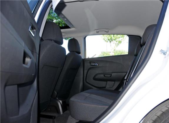 爱唯欧 2014款 两厢 1.6SX AT 风尚版 车厢座椅   后排空间