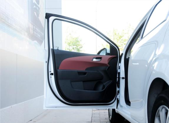 爱唯欧 2014款 两厢 1.6SX AT 风尚版 车厢座椅   前门板
