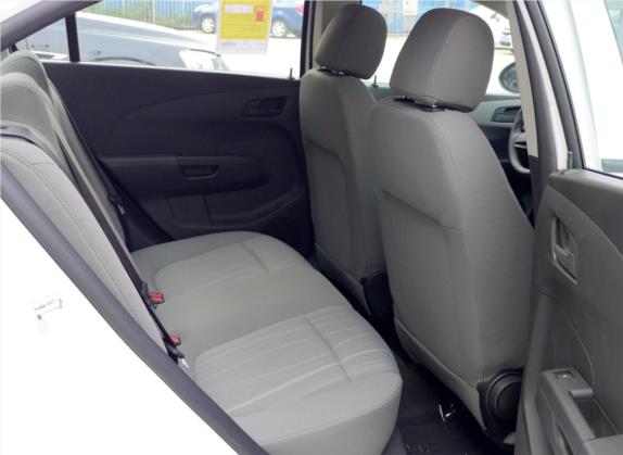 爱唯欧 2014款 三厢 1.4SL AT 时尚天窗版 车厢座椅   后排空间