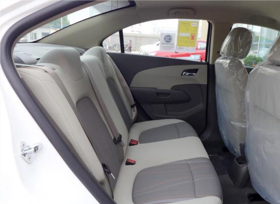 爱唯欧 2014款 三厢 1.4SL AT 时尚版 车厢座椅   后排空间