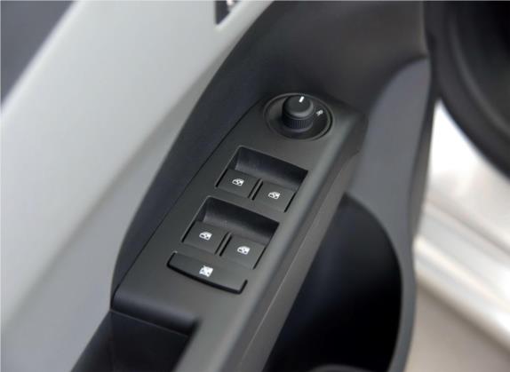 爱唯欧 2014款 两厢 1.4SE MT 乐悠版 车厢座椅   门窗控制