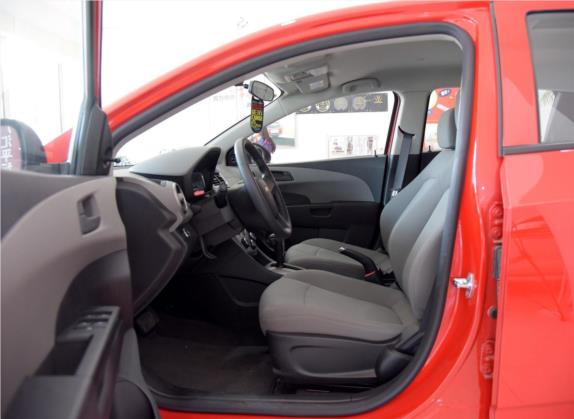 爱唯欧 2014款 两厢 1.4SL AT 时尚版 车厢座椅   前排空间