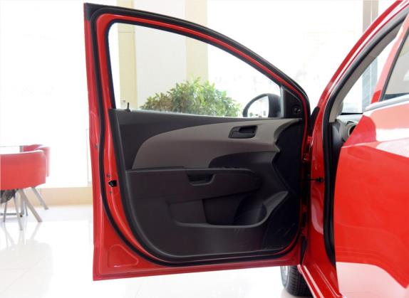 爱唯欧 2014款 两厢 1.4SL AT 时尚版 车厢座椅   前门板
