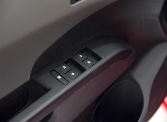 爱唯欧 2014款 两厢 1.4SL AT 时尚版 车厢座椅   门窗控制