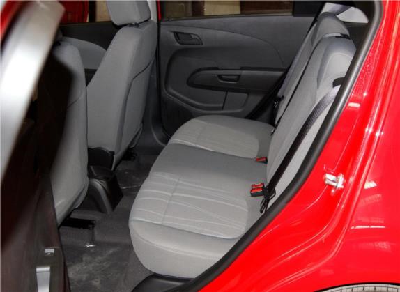 爱唯欧 2014款 两厢 1.4SL MT 舒享版 车厢座椅   后排空间