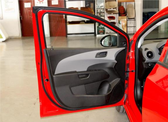 爱唯欧 2014款 两厢 1.4SL MT 舒享版 车厢座椅   前门板