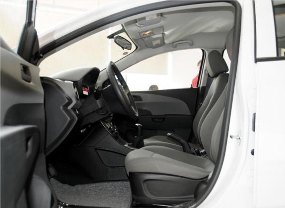 爱唯欧 2014款 两厢 1.4SL MT 舒适版 车厢座椅   前排空间