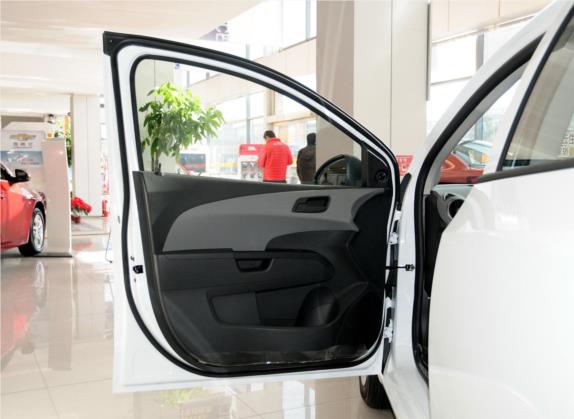 爱唯欧 2014款 两厢 1.4SL MT 舒适版 车厢座椅   前门板