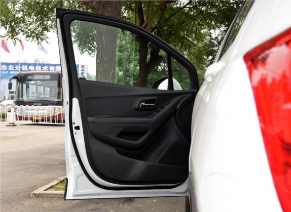 创酷 2016款 1.4T 手动两驱舒适天窗版 车厢座椅   前门板