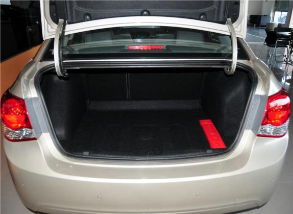科鲁兹 2013款 1.6L SE MT 车厢座椅   后备厢