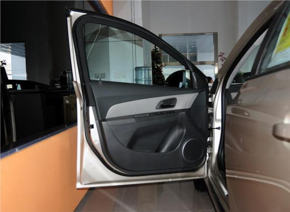 科鲁兹 2013款 1.6L SE MT 车厢座椅   前门板