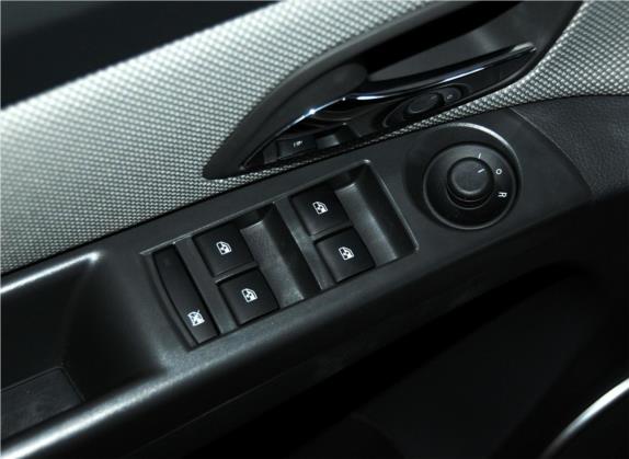 科鲁兹 2013款 1.6L SE MT 车厢座椅   门窗控制