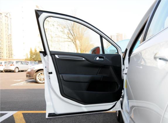 雪铁龙C4L 2013款 1.6THP 自动劲智版 车厢座椅   前门板