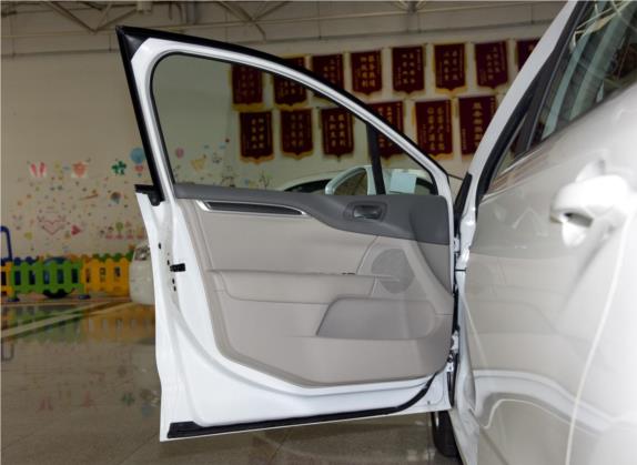 雪铁龙C4L 2015款 1.8L 手动领先版 车厢座椅   前门板