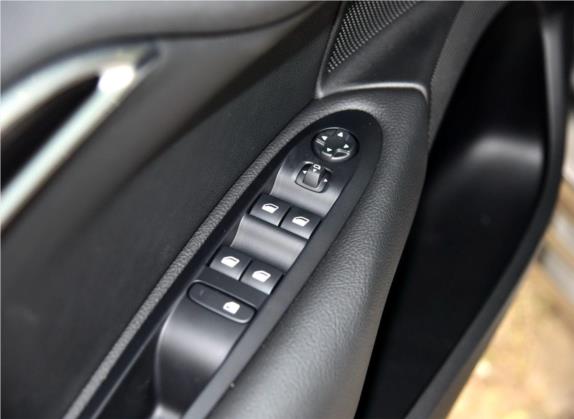 雪铁龙C4L 2015款 1.8L 自动尊贵版 车厢座椅   门窗控制