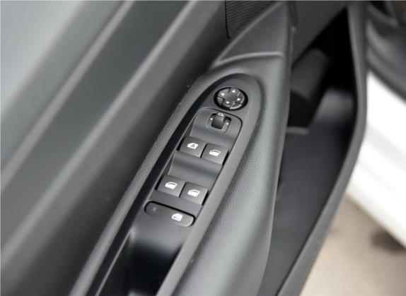C4世嘉 2016款 1.6L 手动舒适型 车厢座椅   门窗控制