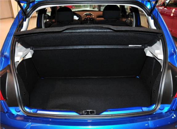 雪铁龙C2 2012款 1.4L 手动运动型 车厢座椅   后备厢