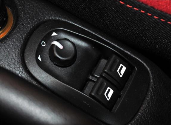 雪铁龙C2 2012款 1.4L 手动运动型 车厢座椅   门窗控制