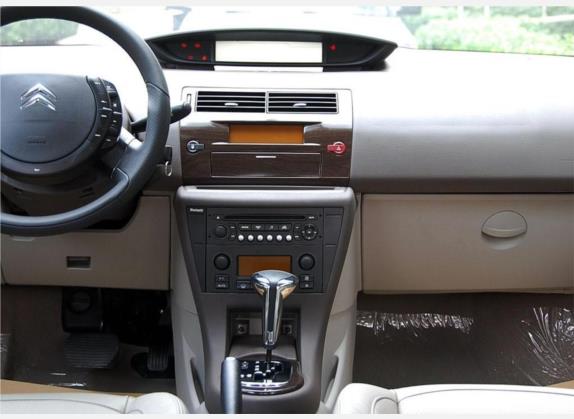 世嘉 2008款 两厢 2.0L 自动豪华型 中控类   中控台