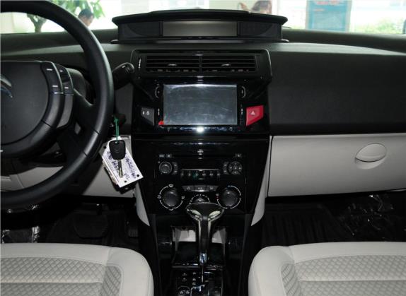 世嘉 2012款 三厢 1.6L 自动品尚型 中控类   中控台