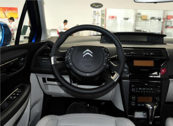 世嘉 2012款 两厢 1.6L 自动乐享型 中控类   驾驶位