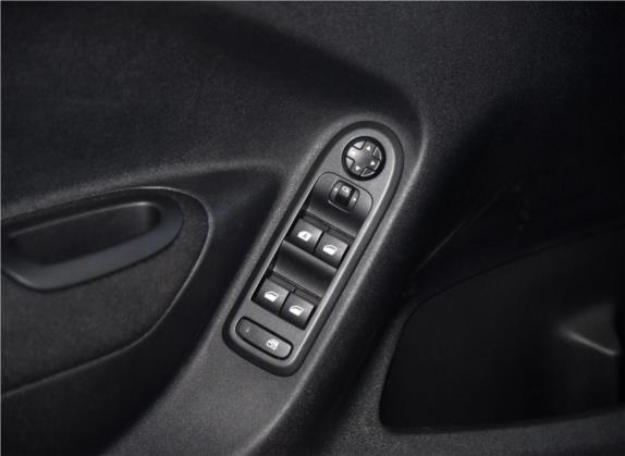 爱丽舍 2016款 1.6L 手动舒适型 车厢座椅   门窗控制