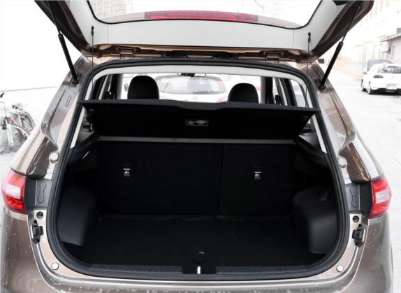 森雅R7 2017款 改款 1.6L 自动豪华型 车厢座椅   后备厢
