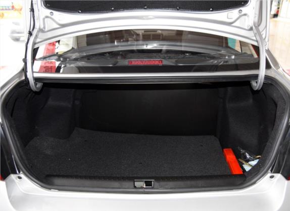 威志V5 2015款 1.5L 自动精英型 车厢座椅   后备厢