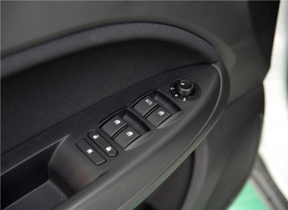 骏派D60 2015款 1.5L 手动豪华导航型 车厢座椅   门窗控制