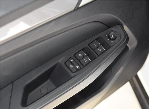骏派A50 2018款 1.5L 手动智联豪华型 车厢座椅   门窗控制