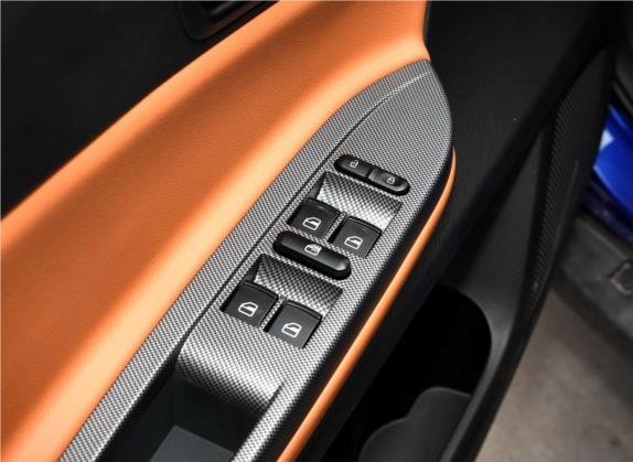 云度π3 2018款 尊贵型单色版 车厢座椅   门窗控制