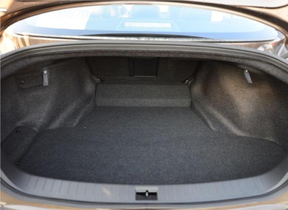 英菲尼迪Q50L 2015款 2.0T 豪华运动版 车厢座椅   后备厢