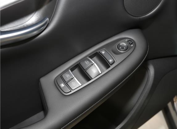 英菲尼迪QX50 2022款 2.0T 两驱时尚版 车厢座椅   门窗控制