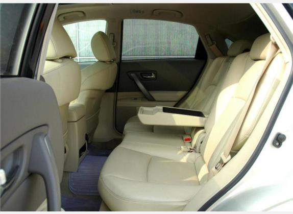 英菲尼迪FX 2007款 FX35 超越版 车厢座椅   后排空间