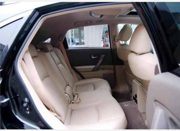 英菲尼迪FX 2007款 FX45 巅峰版 车厢座椅   后排空间