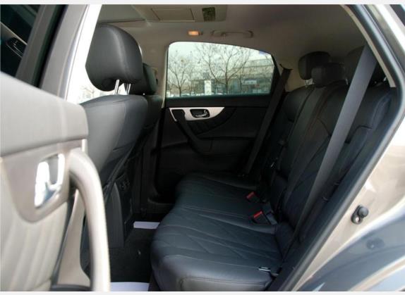 英菲尼迪FX 2009款 FX35 超越版 车厢座椅   后排空间