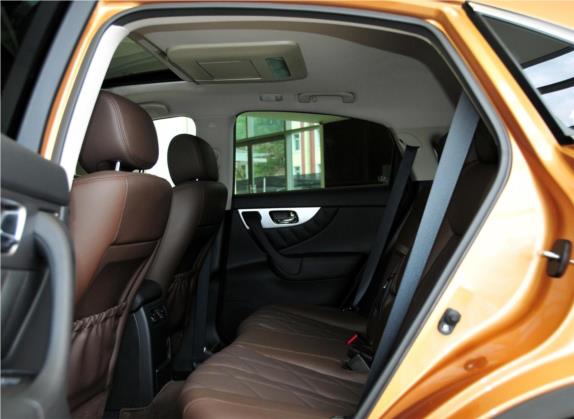 英菲尼迪FX 2011款 FX35 超越版 车厢座椅   后排空间