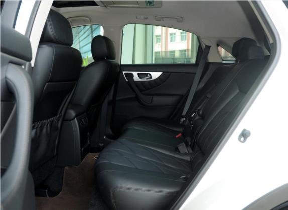 英菲尼迪FX 2013款 FX37 超越版 车厢座椅   后排空间