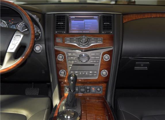 英菲尼迪QX80 2016款 5.6L 4WD 中控类   中控台