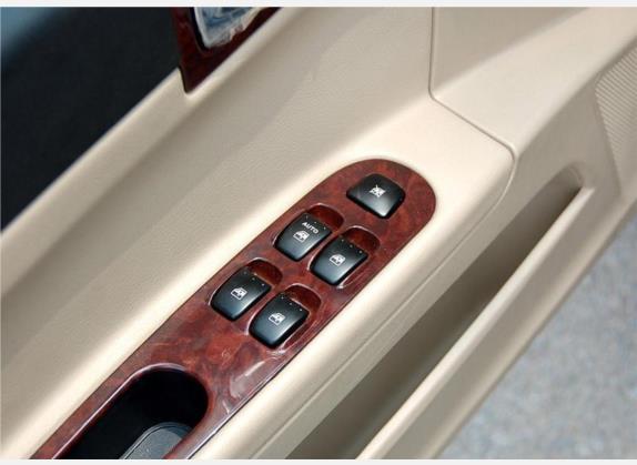 中华尊驰 2008款 1.8T 手动豪华型 车厢座椅   门窗控制