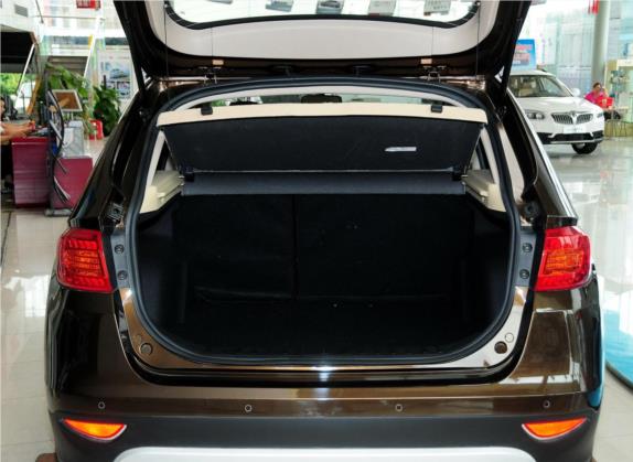 中华V5 2012款 1.6L 自动尊贵型 车厢座椅   后备厢