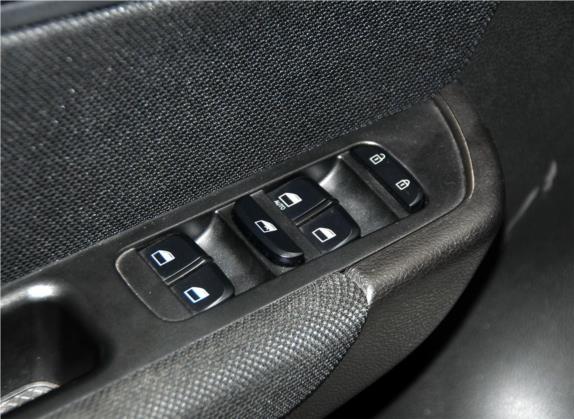 中华V5 2012款 1.5T 手动两驱运动型 车厢座椅   门窗控制