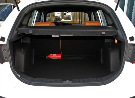 中华V5 2014款 1.5T 自动两驱豪华型 车厢座椅   后备厢