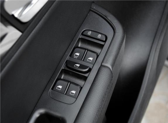 中华V5 2014款 1.5T 手动两驱运动型 车厢座椅   门窗控制